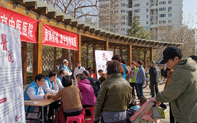 【学雷锋日】星空官网,星空（中国）举办“爱满京城，牵手智慧家医”志愿服务活动(图2)